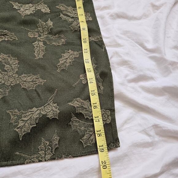 Holly Berry Set of 4 Placemat/Napkin w Gold/Silver Tone Jingle Bell Napkin Rings - Picture 13 of 16